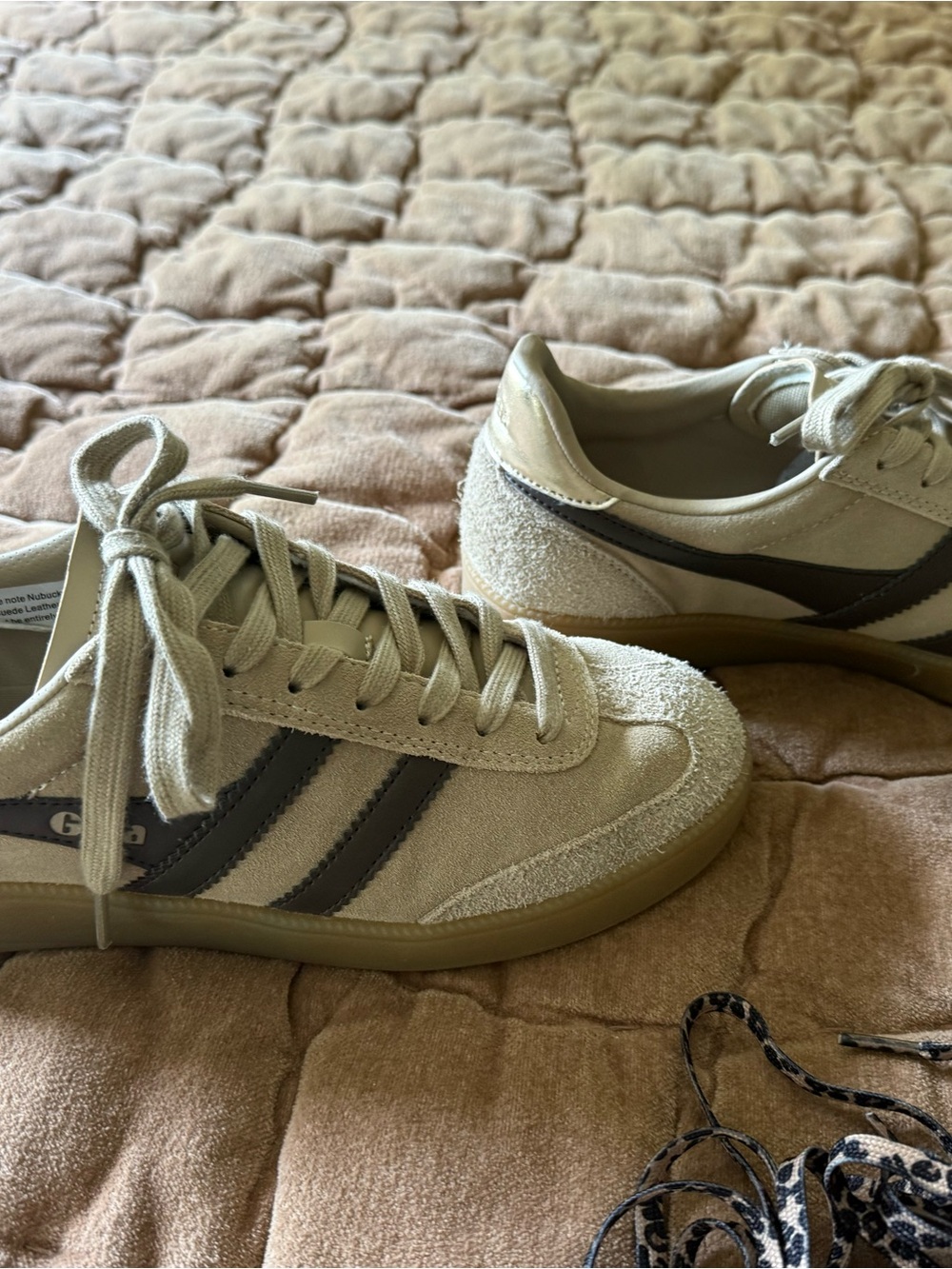 Gola women’s viper Sneakers in Beige, leapard shoe strings